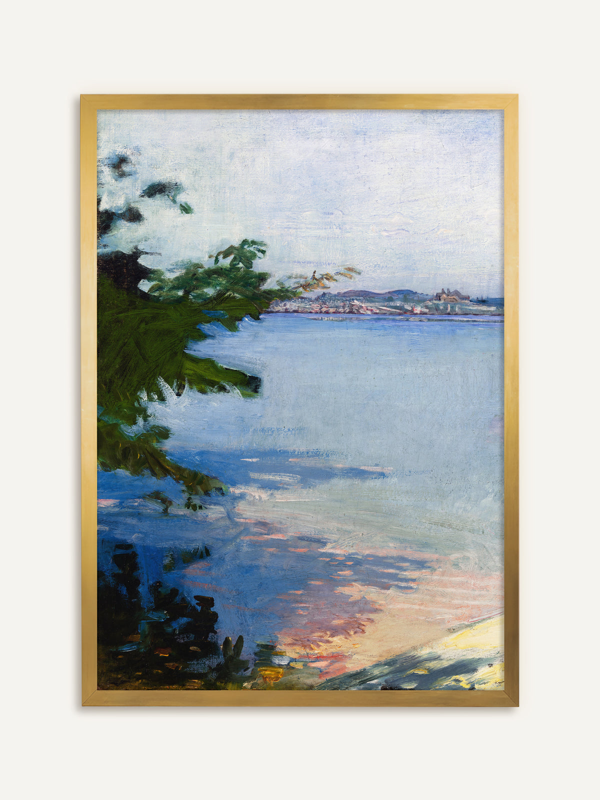 Wandbild, das eine weite, hellblaue Bucht mit dunkelgrünen Zweigen am linken Rand, einer fernen Stadt am Horizont und rosa und gelben Lichtreflexen am Ufer zeigt. Im goldenen Rahmen greift das Bild die warmen Lichtreflexe auf und wirkt wie ein antikes Gemälde. #Rahmen_Gold