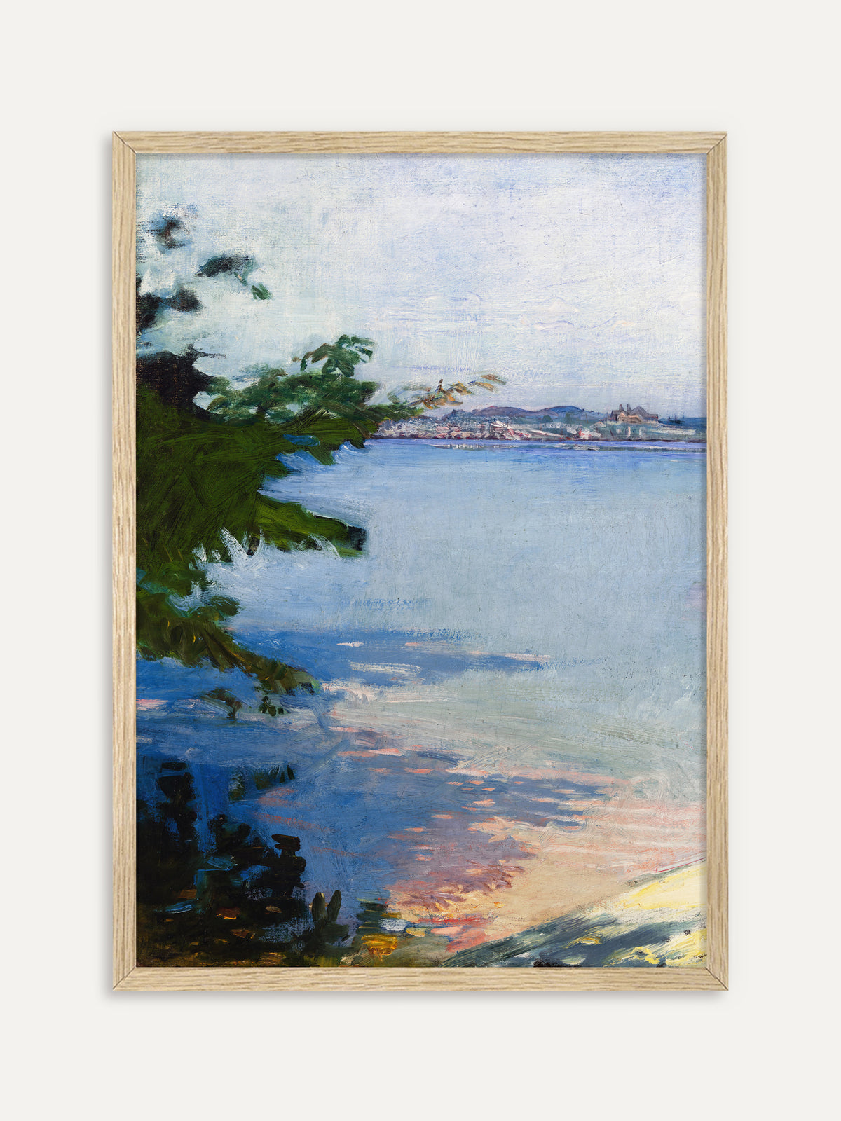 Kunstdruck, der eine weite, hellblaue Bucht mit dunkelgrünen Zweigen am linken Rand, einer fernen Stadt am Horizont und rosa und gelben Lichtreflexen am Ufer zeigt. Im Rahmen aus hellem Holz wirkt die impressionistische Seelandschaft frisch und sommerlich. #Rahmen_Helles Holz
