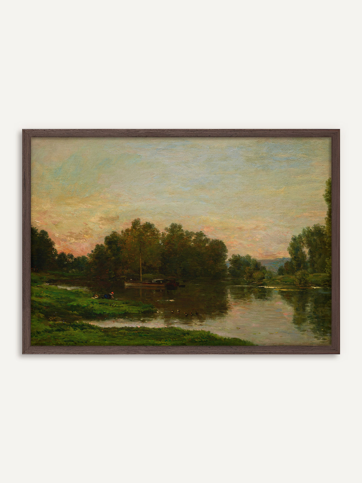 Poster, das einen ruhigen Fluss bei Sonnenuntergang zeigt, an dessen grünem Ufer ein Boot vor dichten Bäumen liegt, während sich der rosa Himmel im Wasser spiegelt. Im dunklen Holzrahmen wirkt die Abendstimmung warm und moody. #Rahmen_Dunkles Holz