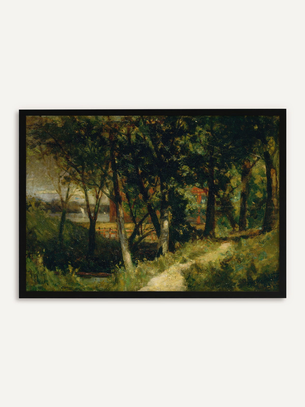 Gerahmtes Poster, das einen sonnigen Waldweg zwischen dunklen Bäumen zeigt, hinter denen ein roter Zaun und ein heller See mit kleinen weißen Segeln liegen. Der schwarze Rahmen unterstreicht die dunkle Stimmung und passt zu Dark Academia. #Rahmen_Schwarz