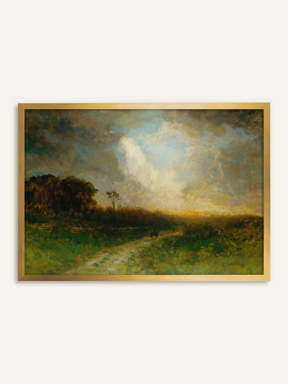 Wandbild, das eine weite Landschaft unter dramatischen Wolken zeigt, durch die helles Licht bricht, während ein Reiter auf einem Feldweg zum goldenen Horizont zieht. Der goldene Rahmen nimmt das Leuchten am Horizont auf und wirkt antik. #Rahmen_Gold
