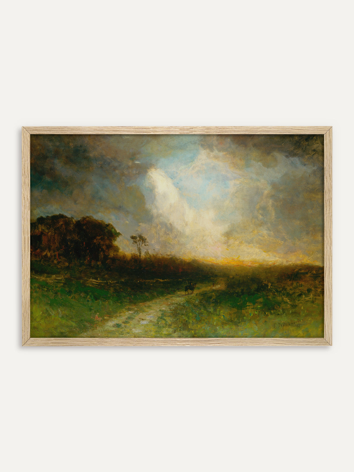 Kunstdruck, der eine weite Landschaft unter dramatischen Wolken zeigt, durch die helles Licht bricht, während ein Reiter auf einem Feldweg zum goldenen Horizont zieht. Der helle Holzrahmen lässt das Licht der Vintage Szene stärker leuchten. #Rahmen_Helles Holz