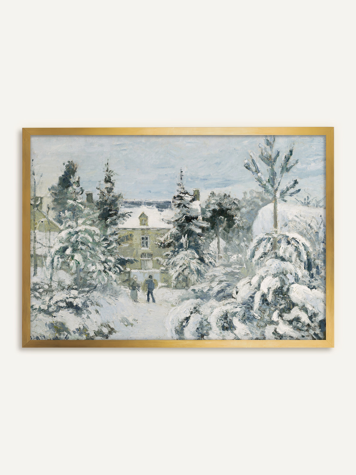 Wandbild, das ein Herrenhaus hinter tief verschneiten Tannen zeigt, auf dem Weg davor gehen zwei Spaziergänger durch den Schnee, gemalt in Weiß, Graugrün und zartem Blau. Im goldenen Rahmen wirkt die verschneite Szene wie ein antikes Gemälde aus einem alten Salon. #Rahmen_Gold