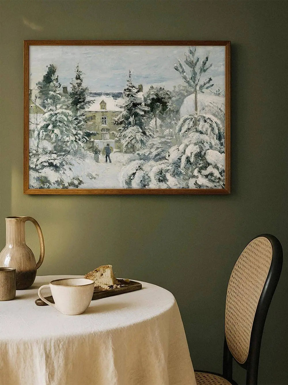 Gerahmter Winterlandschaft Kunstdruck hängt über einem gedeckten Tisch im Esszimmer, das Wandbild mit Schnee und Bäumen schafft eine ruhige, nostalgische Atmosphäre.