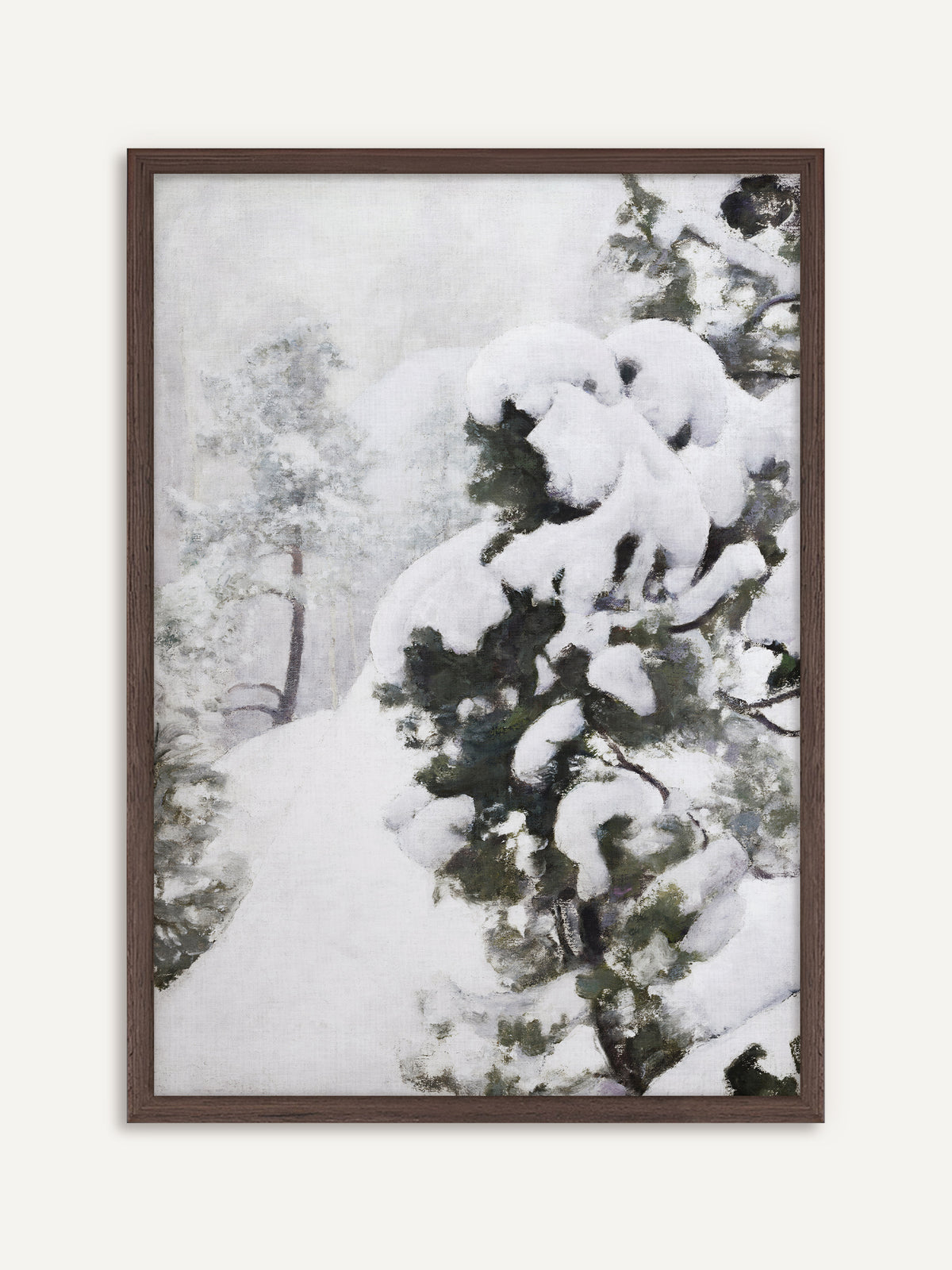 Poster, das eine verschneite Kiefer mit schweren Schneepolstern auf dunkelgrünen Ästen zeigt, daneben einen schmalen Weg zwischen hellgrauen Bäumen im Schneetreiben. Im dunklen Holzrahmen wirkt die Winterlandschaft warm und antik. #Rahmen_Dunkles Holz