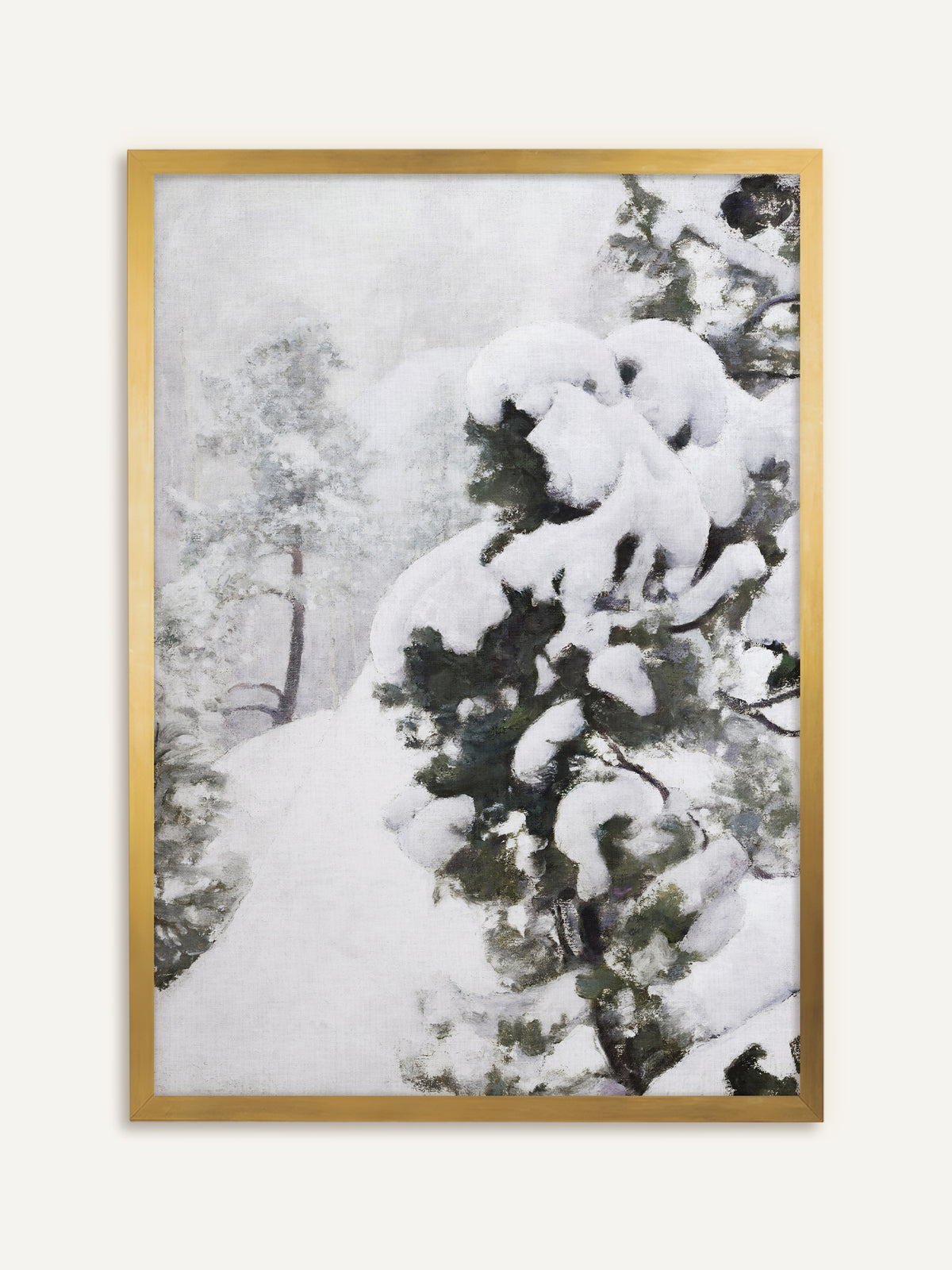 Wandbild, das eine verschneite Kiefer mit schweren Schneepolstern auf dunkelgrünen Ästen zeigt, daneben einen schmalen Weg zwischen hellgrauen Bäumen im Schneetreiben. Der goldene Rahmen gibt dem kühlen Motiv einen warmen Vintage Glanz. #Rahmen_Gold