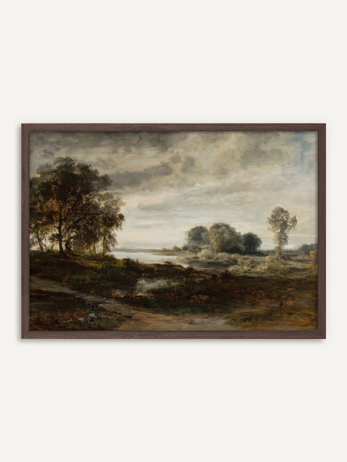 Poster, das eine weite Flusslandschaft unter bewegtem Wolkenhimmel zeigt, mit einer Baumgruppe auf einer Anhöhe, stillem Wasser und einem Weg im Vordergrund in Oliv- und Brauntönen. Der Rahmen aus dunklem Holz unterstreicht die moody Stimmung des Wolkenhimmels. #Rahmen_Dunkles Holz