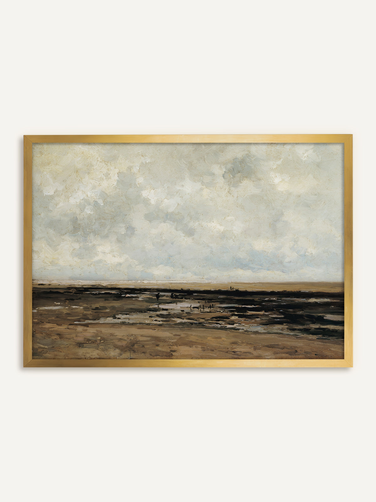 Wandbild, das einen weiten Strand bei Ebbe zeigt, mit Prielen, kleinen Figuren in der Ferne und einem hohen Himmel voller weißer und hellblauer Wolken über sandbraunem Boden. Im goldenen Rahmen leuchtet der Sand wärmer, und das Bild wirkt wie ein antikes Seestück. #Rahmen_Gold