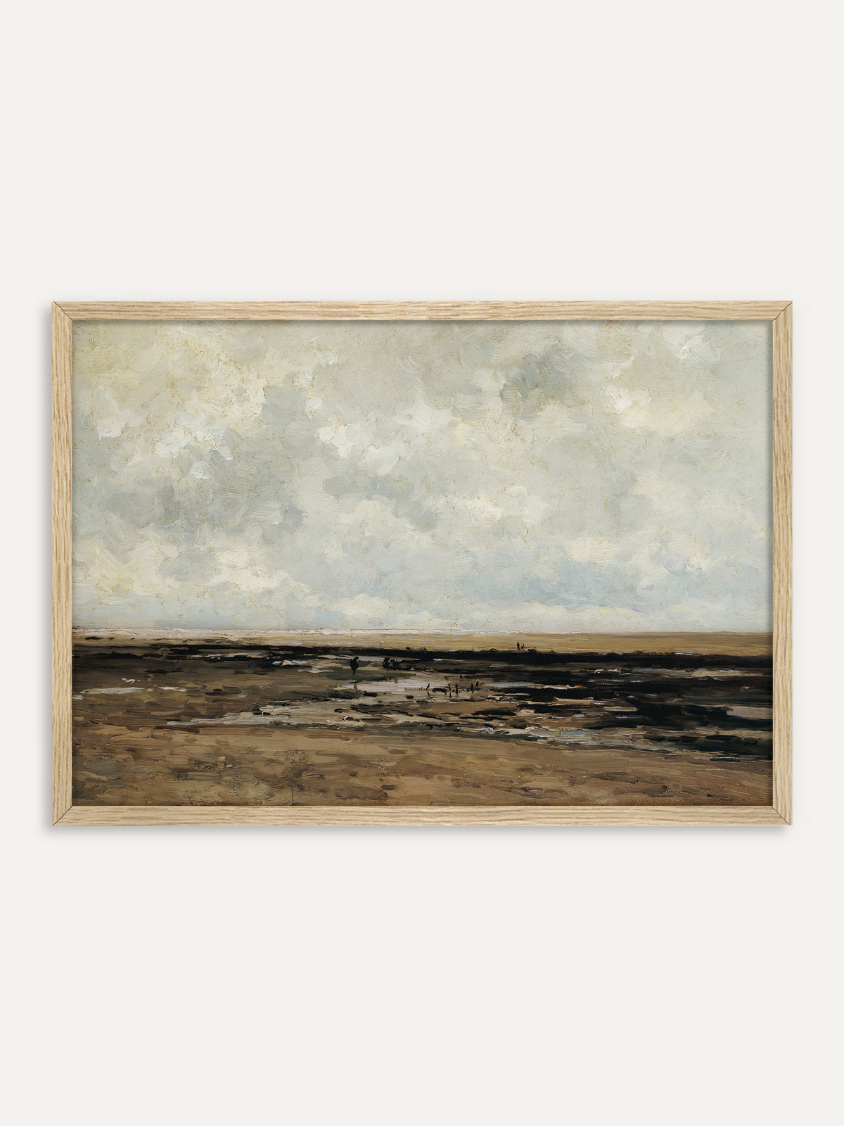 Kunstdruck, der einen weiten Strand bei Ebbe zeigt, mit Prielen, kleinen Figuren in der Ferne und einem hohen Himmel voller weißer und hellblauer Wolken über sandbraunem Boden. Im Rahmen aus hellem Holz wirkt die Küstenszene luftig und passt zu einer Einrichtung im Wabi-Sabi-Stil. #Rahmen_Helles Holz