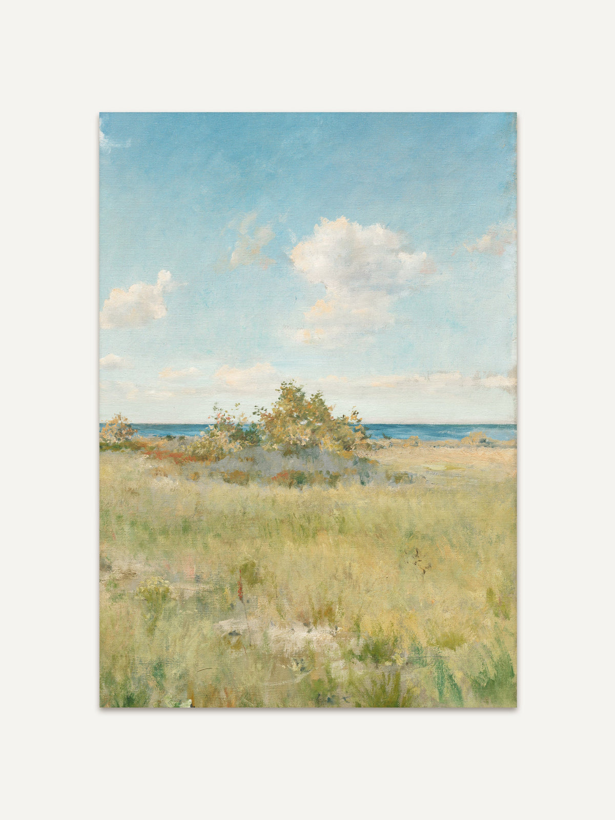 Impressionistische Landschaft mit goldgelber Küstenwiese, einem Gebüsch am Horizont und dem blauen Meer unter zartem Wolkenhimmel. Der Kunstdruck zeigt die weichen, lichtdurchfluteten Pinselstriche und die sommerliche Farbpalette im Detail. #Rahmen_Ohne Rahmen