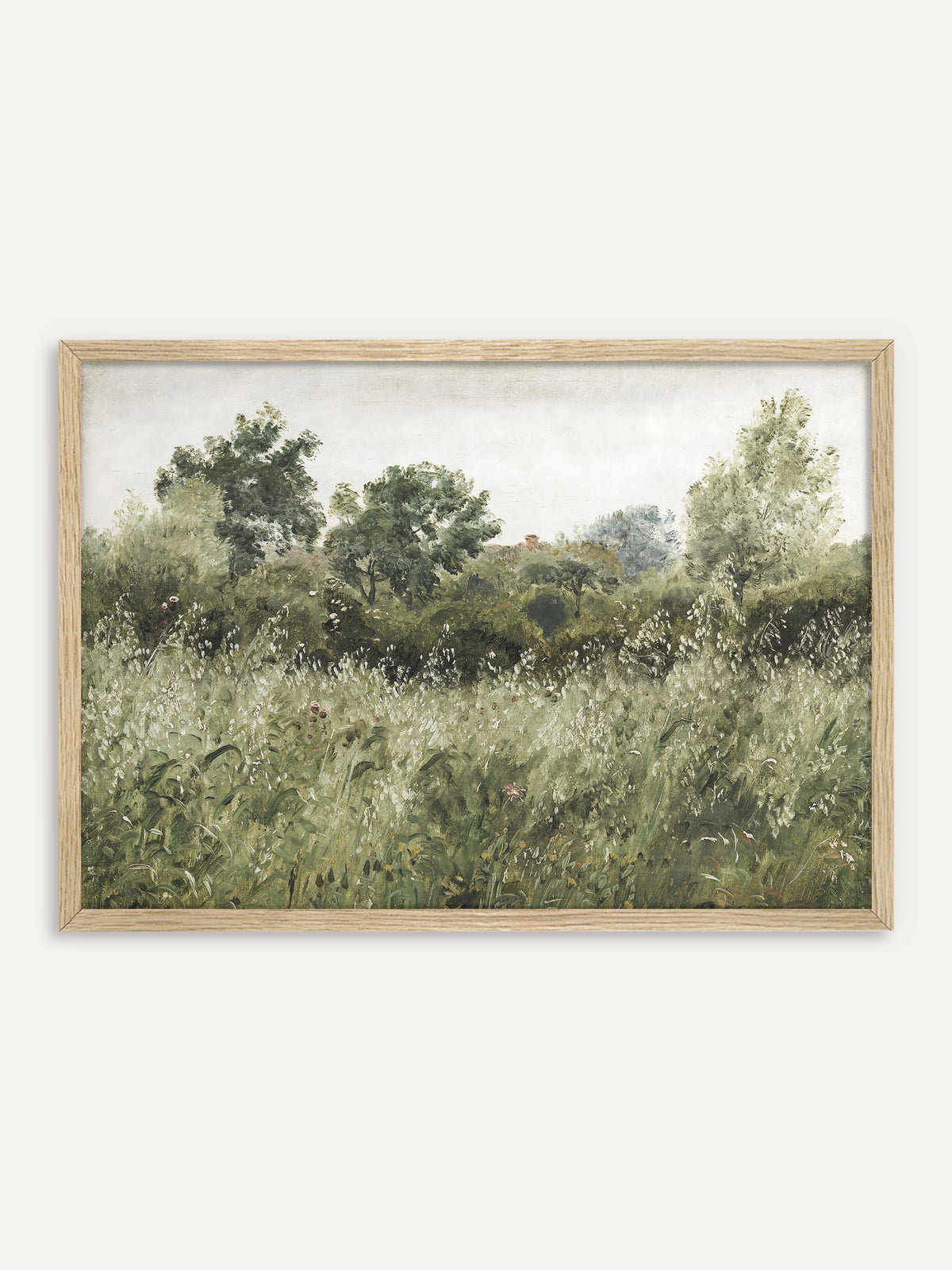 Kunstdruck, der ein hohes Haferfeld vor dichten grünen Bäumen zeigt, dazwischen vereinzelte rosa Blüten unter einem hellen, verhangenen Himmel. Der helle Holzrahmen unterstreicht die natürliche Japandi Stimmung. #Rahmen_Helles Holz