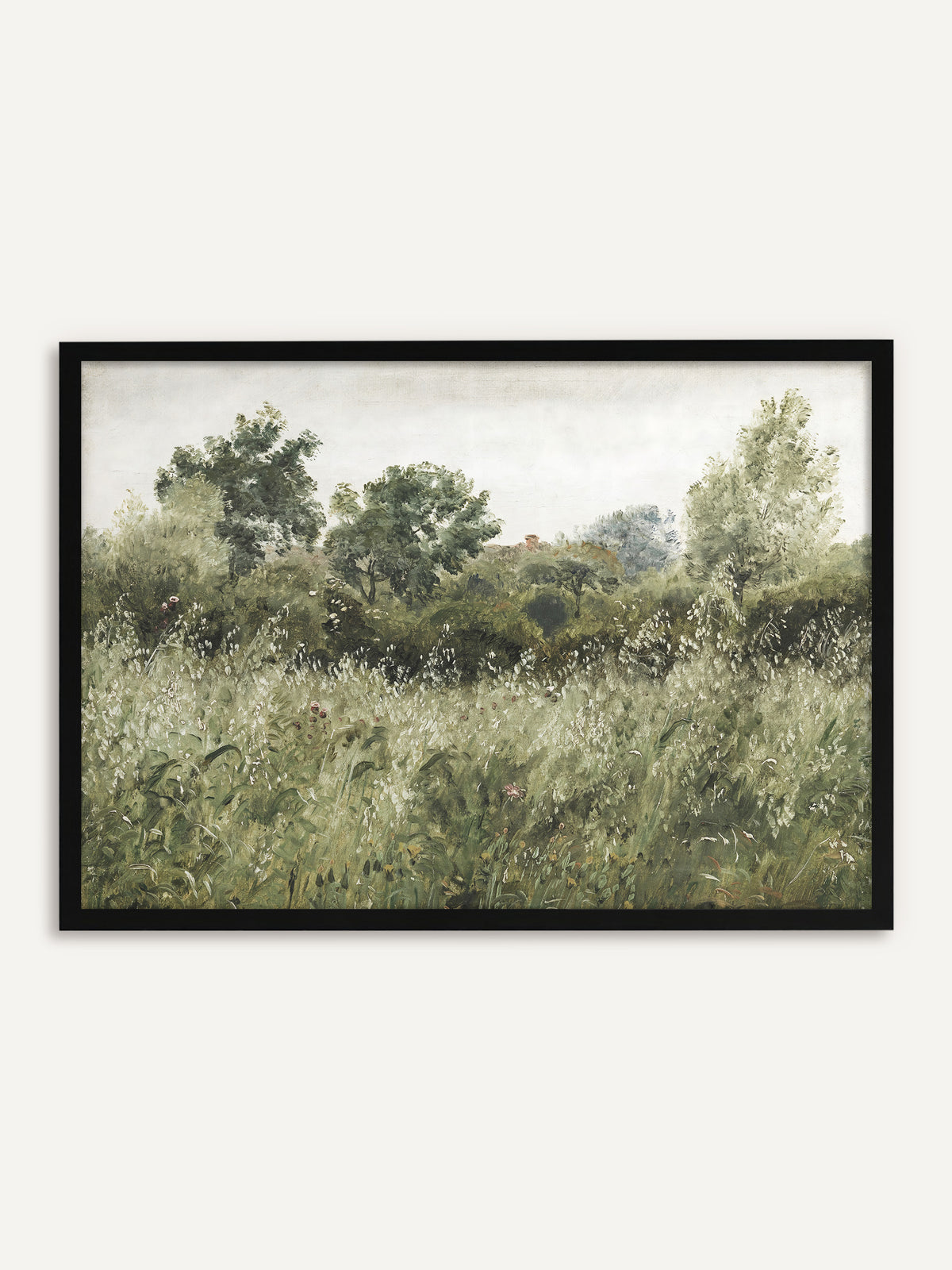 Gerahmtes Poster, das ein hohes Haferfeld vor dichten grünen Bäumen zeigt, dazwischen vereinzelte rosa Blüten unter einem hellen, verhangenen Himmel. Der schwarze Rahmen setzt das gedämpfte Grün im Wabi-Sabi Stil klar in Szene. #Rahmen_Schwarz
