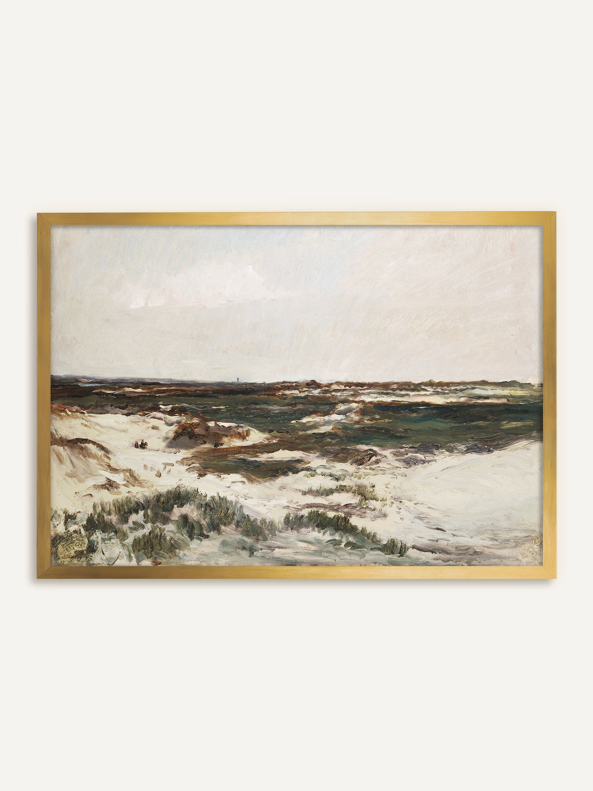 Wandbild, das weite Sanddünen mit grünen Grasbüscheln zeigt, hinter denen sich dunkle Heide bis zum Horizont unter einem hellen, blassen Himmel zieht. Der goldene Rahmen greift die warmen Sandtöne auf und gibt dem Bild einen Vintage Glanz. #Rahmen_Gold