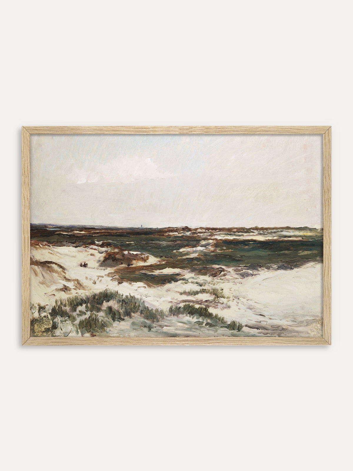 Kunstdruck, der weite Sanddünen mit grünen Grasbüscheln zeigt, hinter denen sich dunkle Heide bis zum Horizont unter einem hellen, blassen Himmel zieht. Der helle Holzrahmen unterstreicht die ruhige Wabi-Sabi Stimmung der Dünen. #Rahmen_Helles Holz