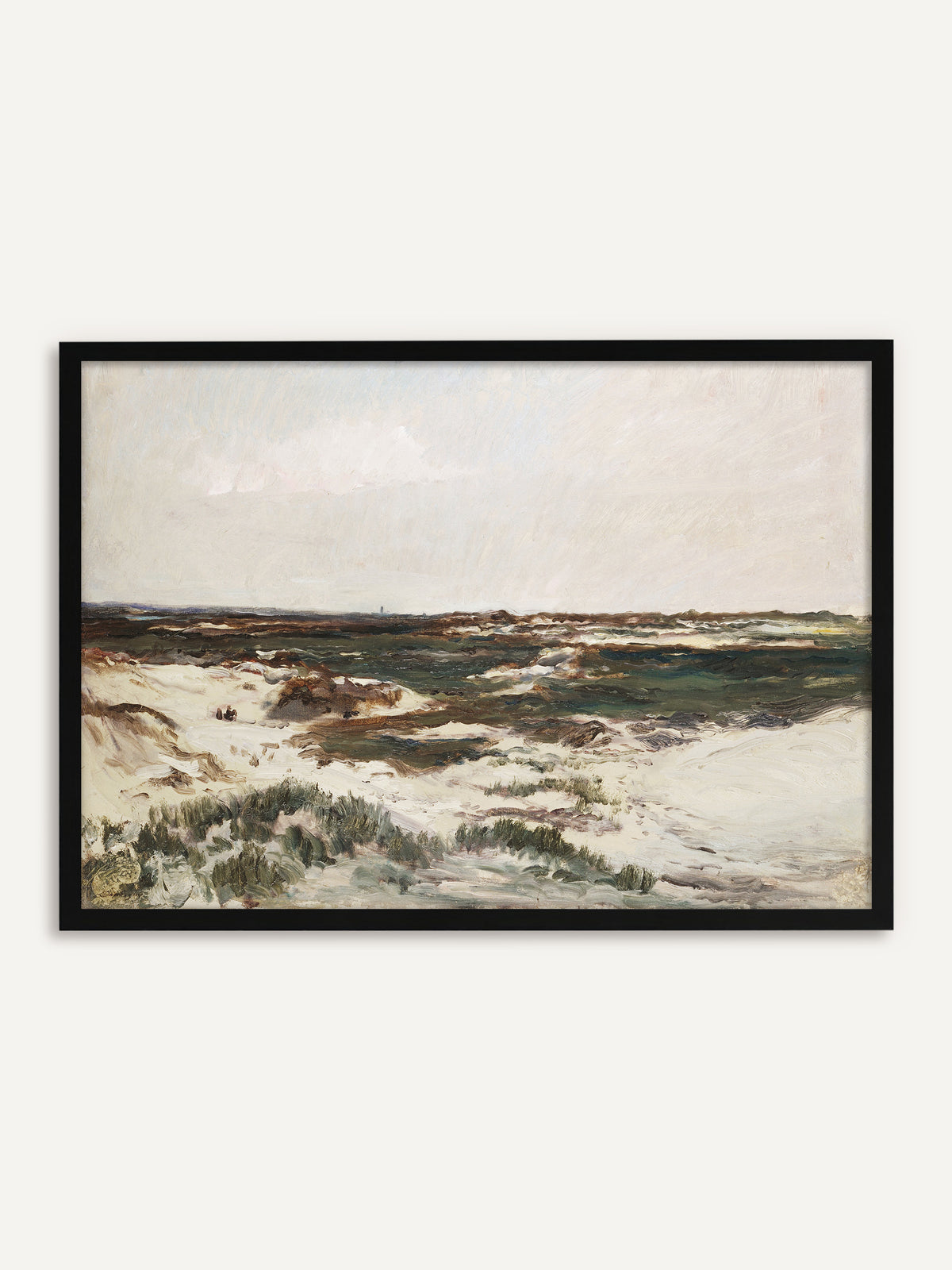 Gerahmtes Poster, das weite Sanddünen mit grünen Grasbüscheln zeigt, hinter denen sich dunkle Heide bis zum Horizont unter einem hellen, blassen Himmel zieht. Der schwarze Rahmen betont die dunklen Grüntöne der Vintage Landschaft. #Rahmen_Schwarz