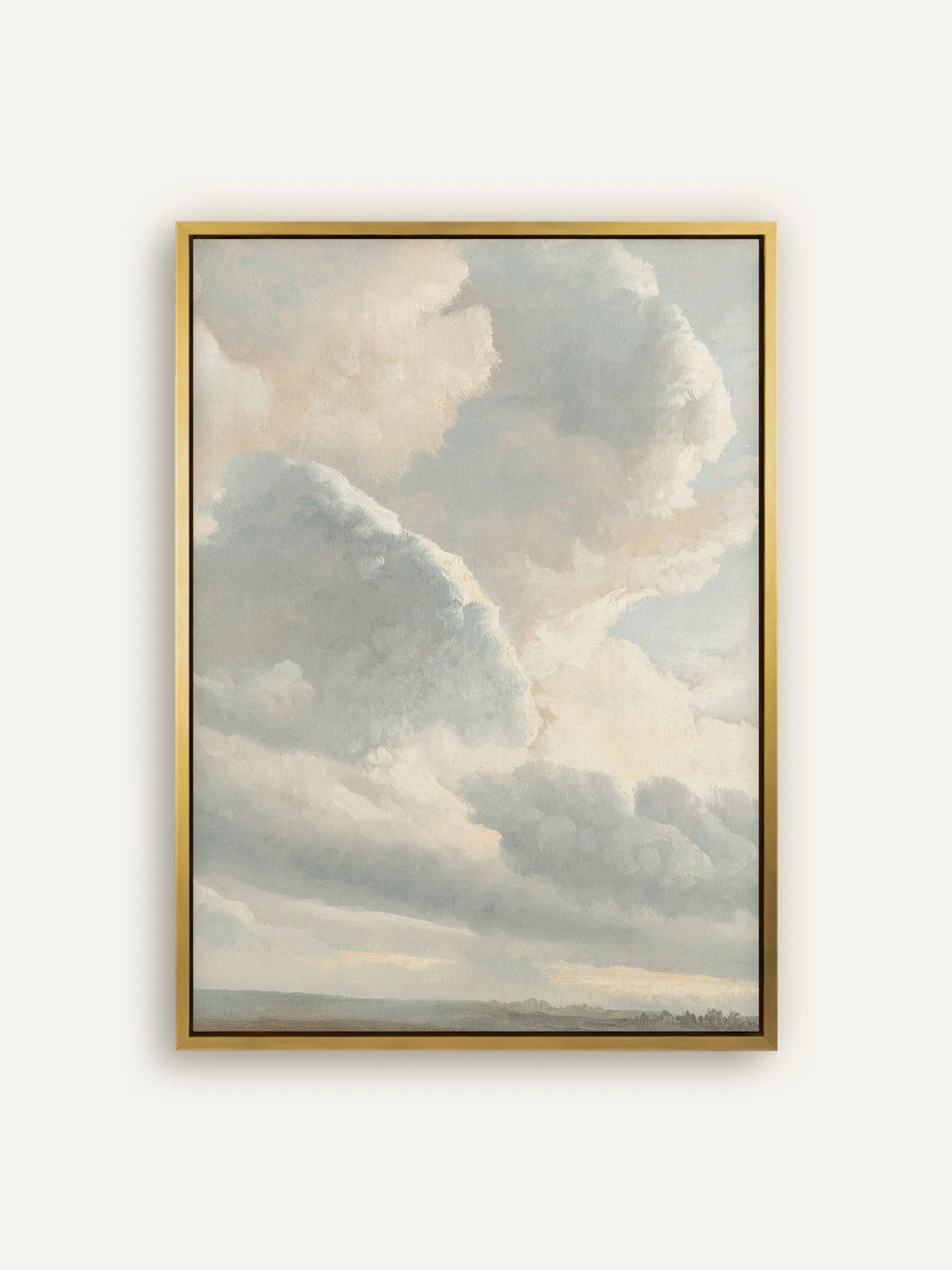 Leinwandbild mit Wolkenstudie im goldenen Schattenfugenrahmen. Das Gold nimmt das warme Licht zwischen den blaugrauen und cremefarbenen Wolken auf, unten liegt ein flacher Horizont. #Rahmen_Gold