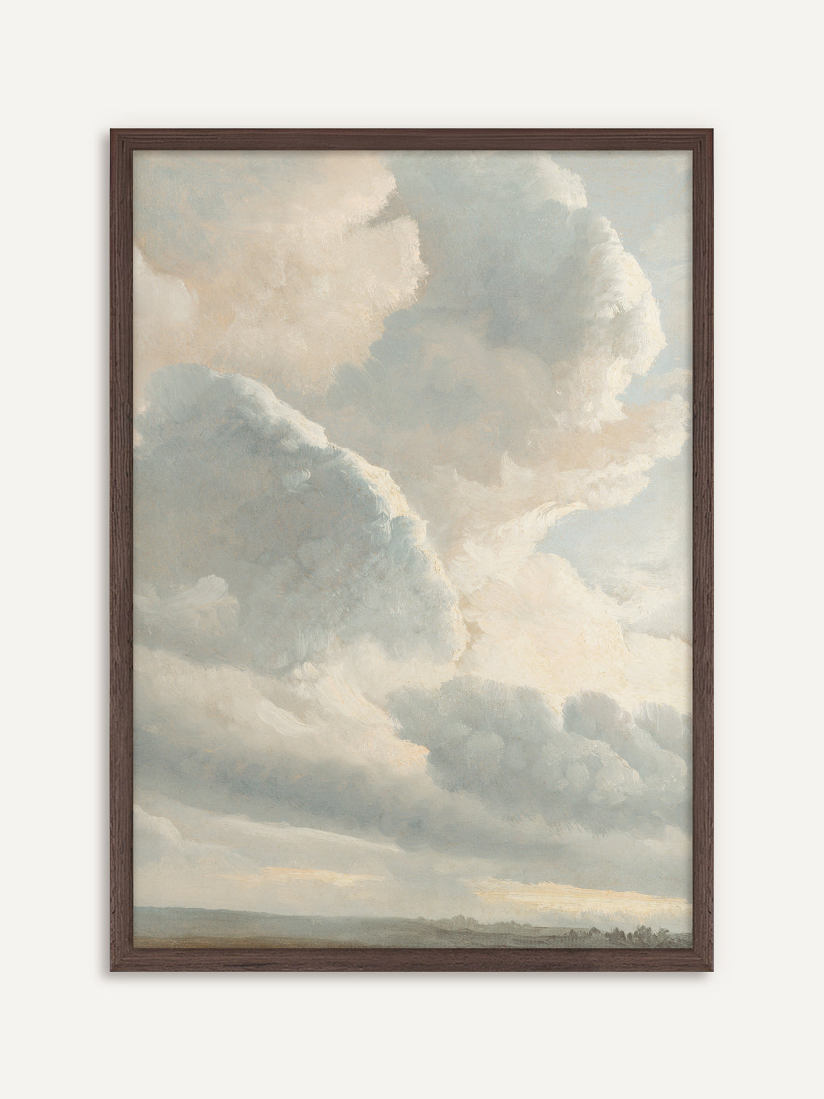 Poster, das große, weich aufgetürmte Wolken in Hellblau, Grau und Cremeweiß über einer flachen Landschaft mit schmalem Horizont zeigt. Der Rahmen aus dunklem Holz gibt den hellen Pastelltönen Kontur und wirkt antik. #Rahmen_Dunkles Holz