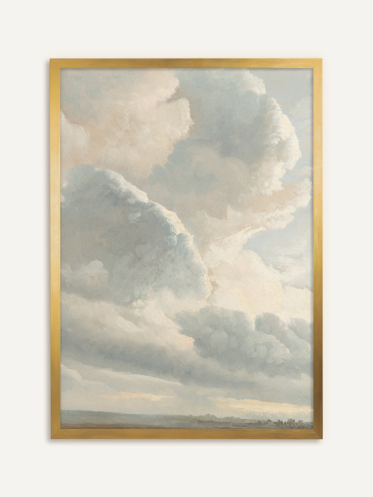 Wandbild, das große, weich aufgetürmte Wolken in Hellblau, Grau und Cremeweiß über einer flachen Landschaft mit schmalem Horizont zeigt. Im goldenen Rahmen greift das Bild das warme Licht in den Wolken auf, ganz im Vintage-Stil. #Rahmen_Gold