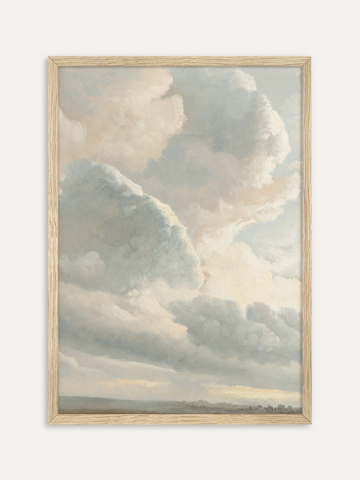 Kunstdruck, der große, weich aufgetürmte Wolken in Hellblau, Grau und Cremeweiß über einer flachen Landschaft mit schmalem Horizont zeigt. Im Rahmen aus hellem Holz passt die ruhige Wolkenstudie gut zu Japandi-Räumen. #Rahmen_Helles Holz