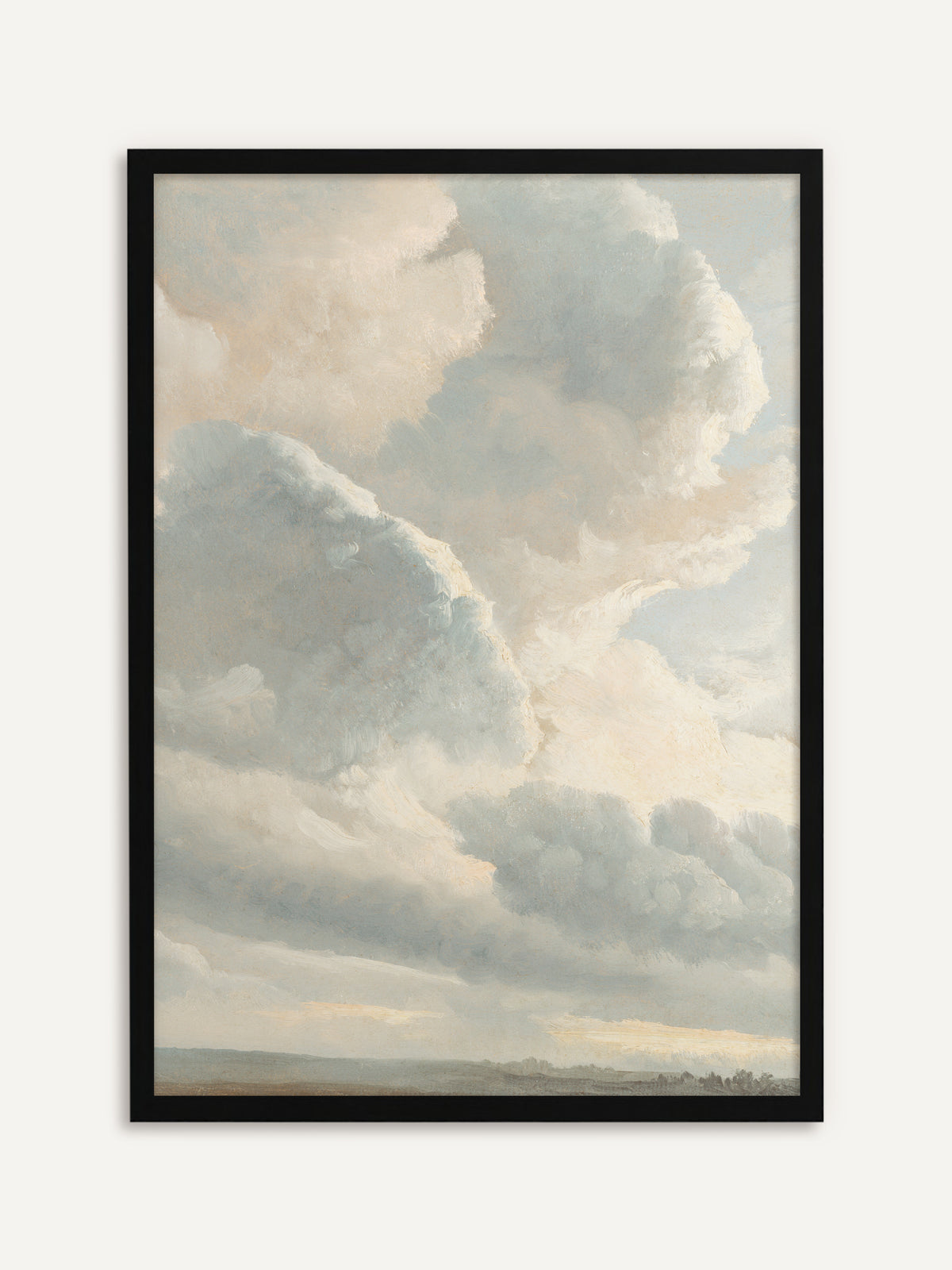 Gerahmtes Poster, das große, weich aufgetürmte Wolken in Hellblau, Grau und Cremeweiß über einer flachen Landschaft mit schmalem Horizont zeigt. Mit schwarzem Rahmen wird das zarte Wolkenbild klar und minimalistisch. #Rahmen_Schwarz