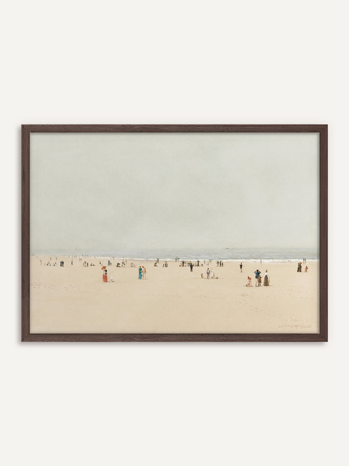 Poster, das einen weiten, hellen Sandstrand zeigt, auf dem kleine Figuren in langen Kleidern spazieren, vor einem ruhigen Meer unter blassgrauem Himmel. Im dunklen Holzrahmen wirkt die Strandszene warm und antik. #Rahmen_Dunkles Holz