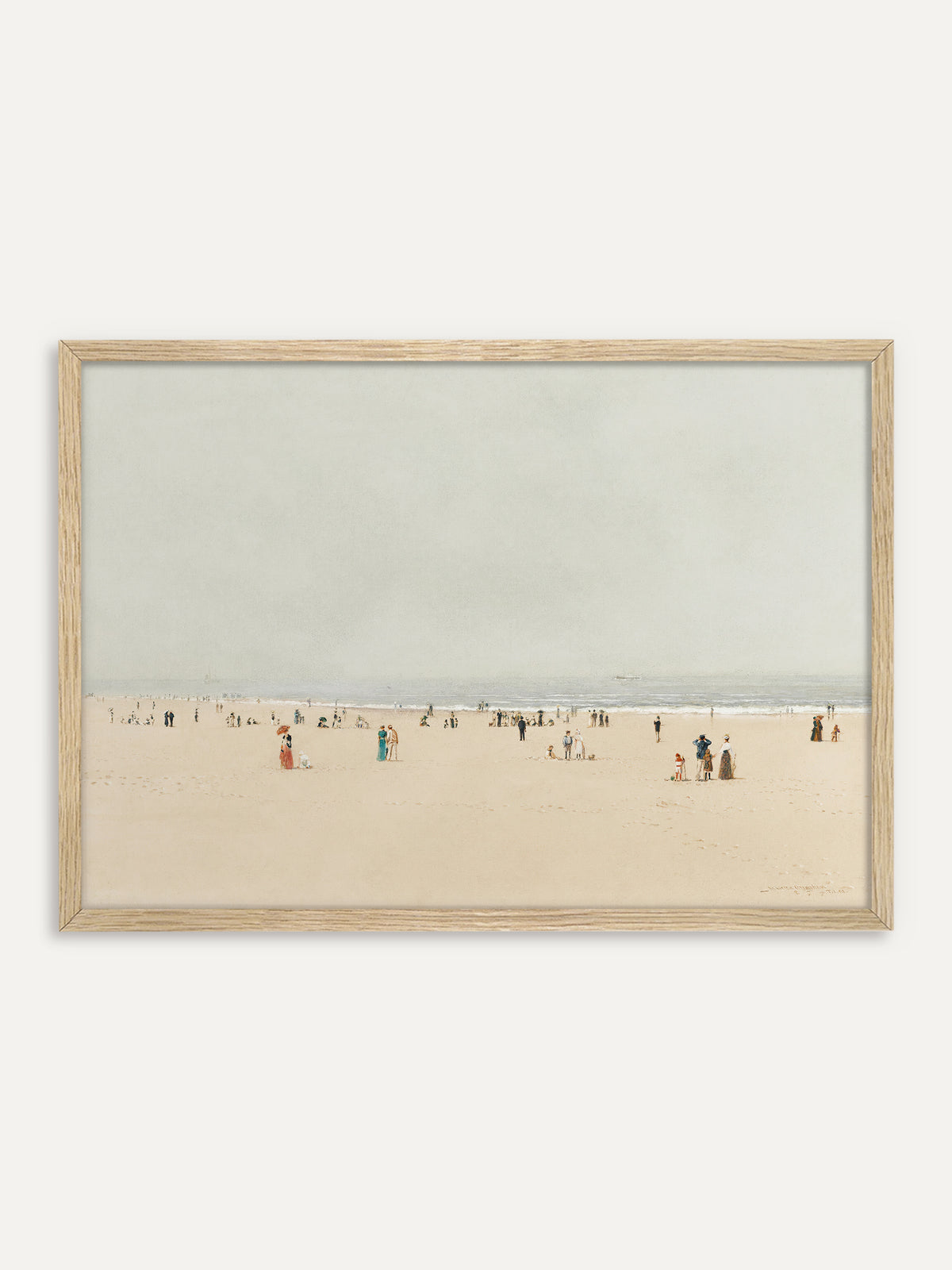 Kunstdruck, der einen weiten, hellen Sandstrand zeigt, auf dem kleine Figuren in langen Kleidern spazieren, vor einem ruhigen Meer unter blassgrauem Himmel. Der helle Holzrahmen passt zur luftigen Japandi Stimmung des Strandes. #Rahmen_Helles Holz