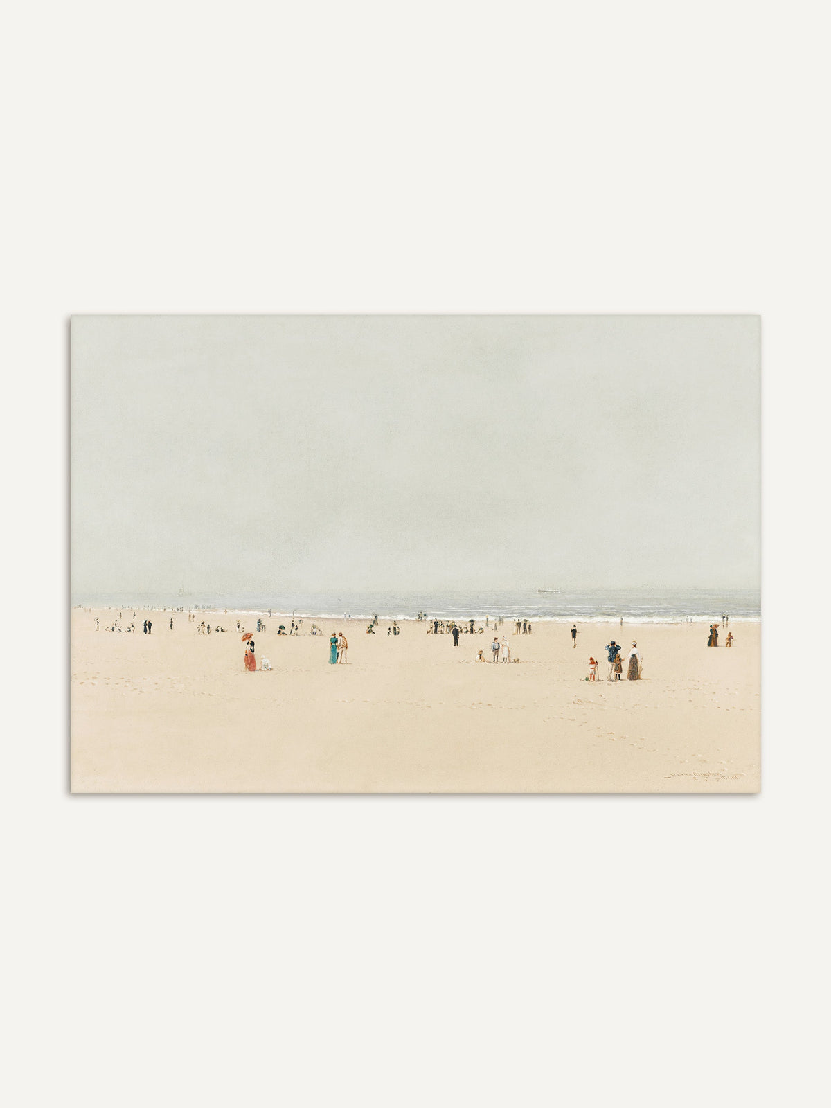Vintage-Kunstdruck von einem weitläufigen Sandstrand, auf dem mehrere Menschen spazieren und entspannen. Im Hintergrund das ruhige Meer und ein bewölkter Himmel. #Rahmen_Ohne Rahmen