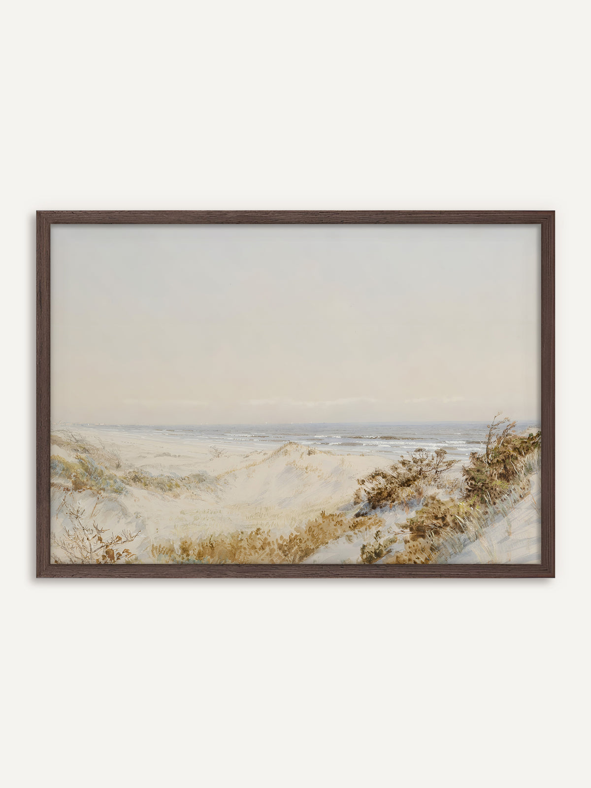 Poster, das sanfte Sanddünen mit trockenen Gräsern und Sträuchern zeigt, hinter denen das Meer mit kleinen weißen Wellen unter einem blassen Himmel liegt. Im dunklen Holzrahmen wirken die Dünen erdig und antik. #Rahmen_Dunkles Holz
