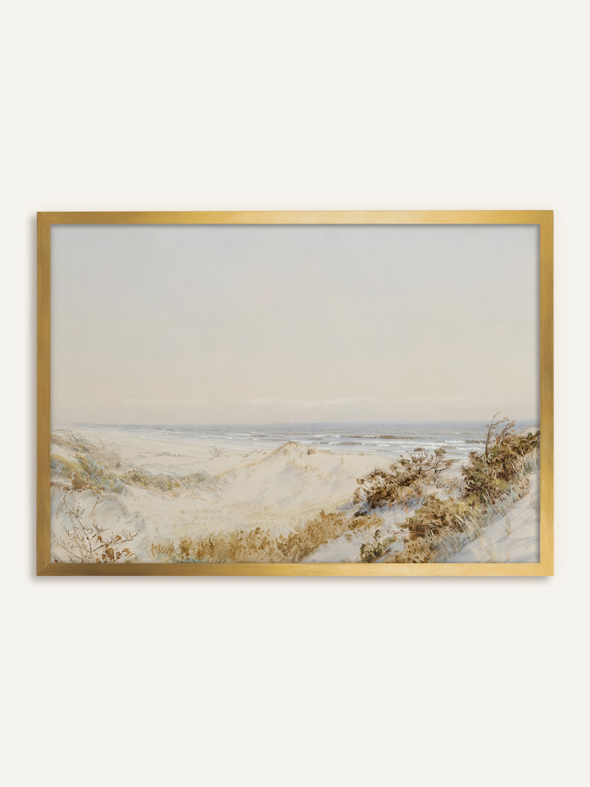 Wandbild, das sanfte Sanddünen mit trockenen Gräsern und Sträuchern zeigt, hinter denen das Meer mit kleinen weißen Wellen unter einem blassen Himmel liegt. Der goldene Rahmen nimmt die goldenen Gräser auf und gibt dem Bild einen Vintage Glanz. #Rahmen_Gold