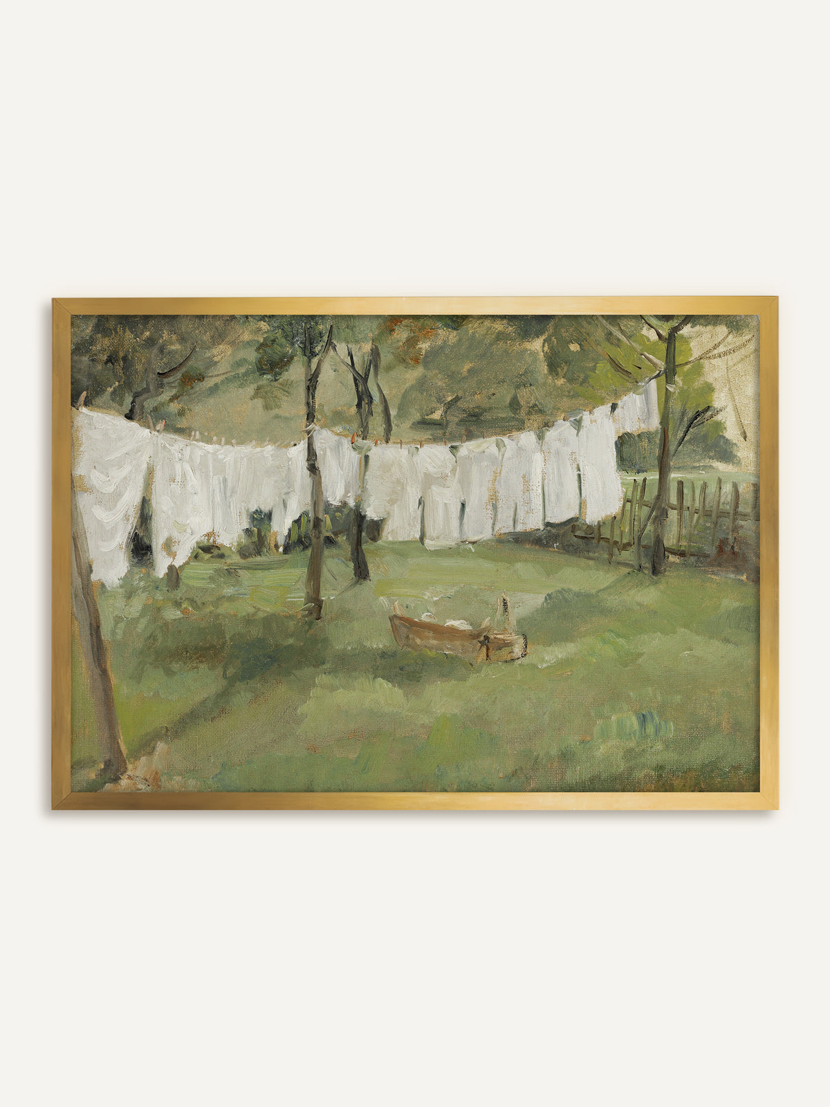 Wandbild, das eine lange Wäscheleine mit weißen Laken zwischen Obstbäumen zeigt, darunter einen Wäschekorb auf der grünen Wiese und einen Holzzaun am Rand. Der goldene Rahmen gibt dem sanften Grün einen antiken Glanz. #Rahmen_Gold