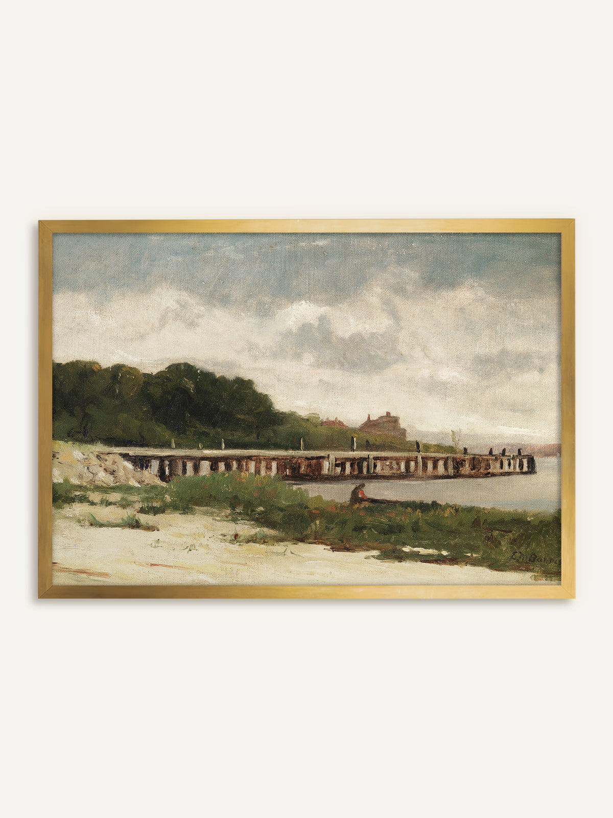 Wandbild, das einen alten Holzsteg an einer ruhigen Bucht zeigt, mit grünem Ufer, hellem Sand und einem Haus zwischen den Bäumen unter bewölktem Himmel. Der goldene Rahmen greift die warmen Erdtöne auf und wirkt antik. #Rahmen_Gold