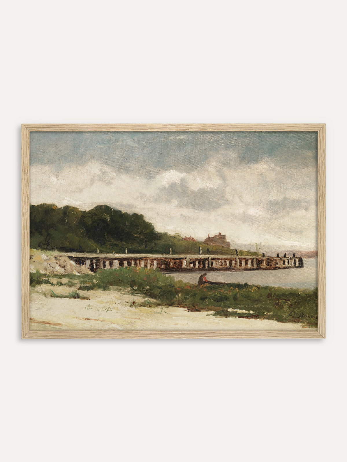 Kunstdruck, der einen alten Holzsteg an einer ruhigen Bucht zeigt, mit grünem Ufer, hellem Sand und einem Haus zwischen den Bäumen unter bewölktem Himmel. Der helle Holzrahmen lässt die Vintage Küstenszene leicht wirken. #Rahmen_Helles Holz
