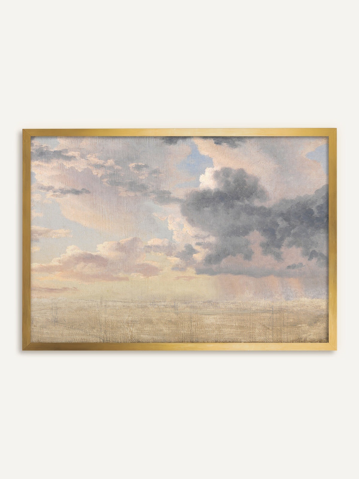 Wandbild, das einen weiten Himmel mit rosa und grauvioletten Wolken über einem flachen, sandfarbenen Horizont zeigt, rechts fällt aus einer dunklen Wolke ein Regenschauer. Im goldenen Rahmen greift das Bild das warme Abendlicht auf und wirkt wie ein antikes Gemälde. #Rahmen_Gold
