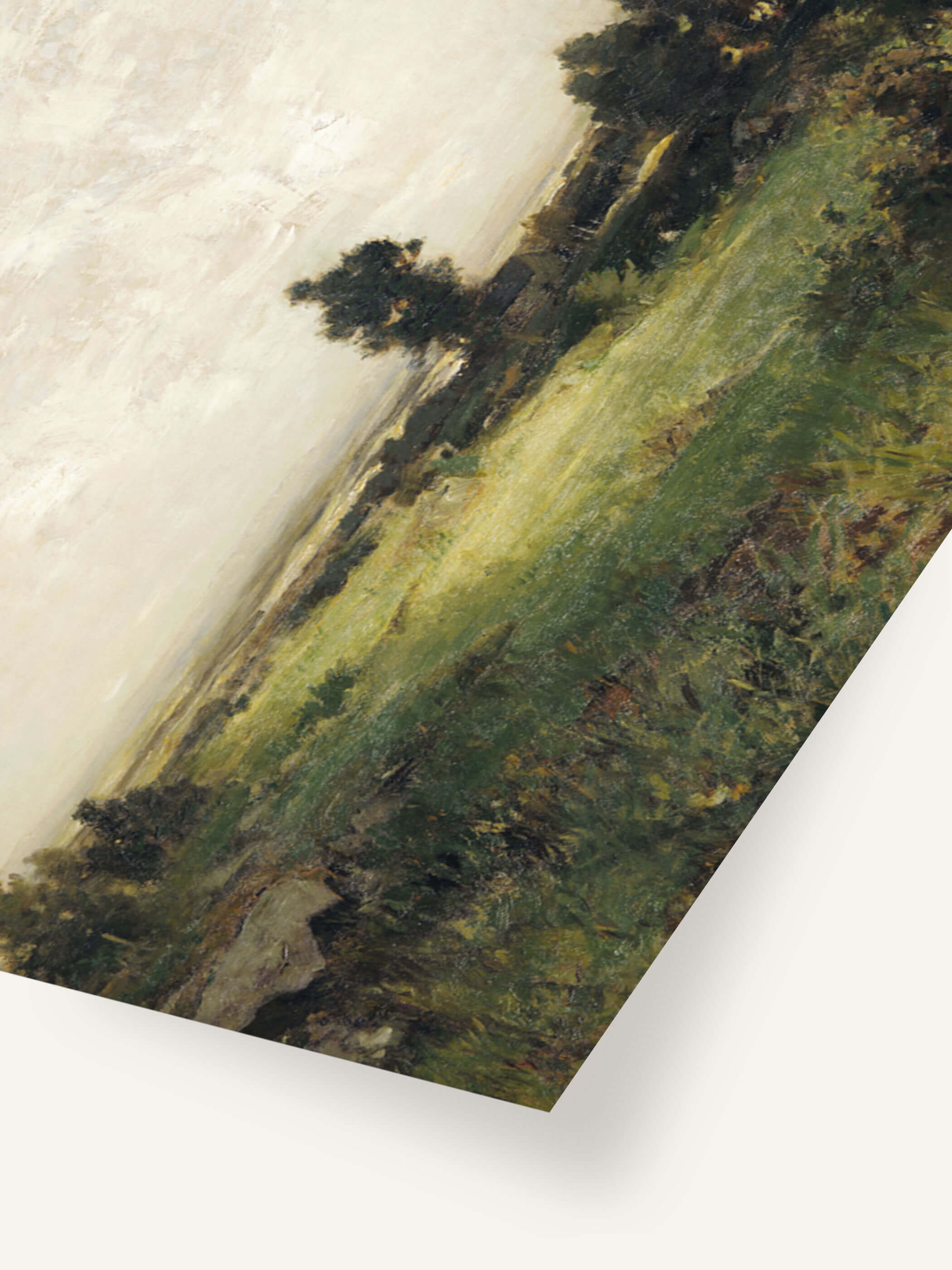 Nahaufnahme eines Vintage Landschaftskunstdrucks mit detaillierten Pinselstrichen, die grüne Wiesen und einen einzelnen Baum im Hintergrund zeigen. Der helle Himmel bildet einen Kontrast zur natürlichen Landschaft und vermittelt ein Gefühl von Ruhe und Weite.