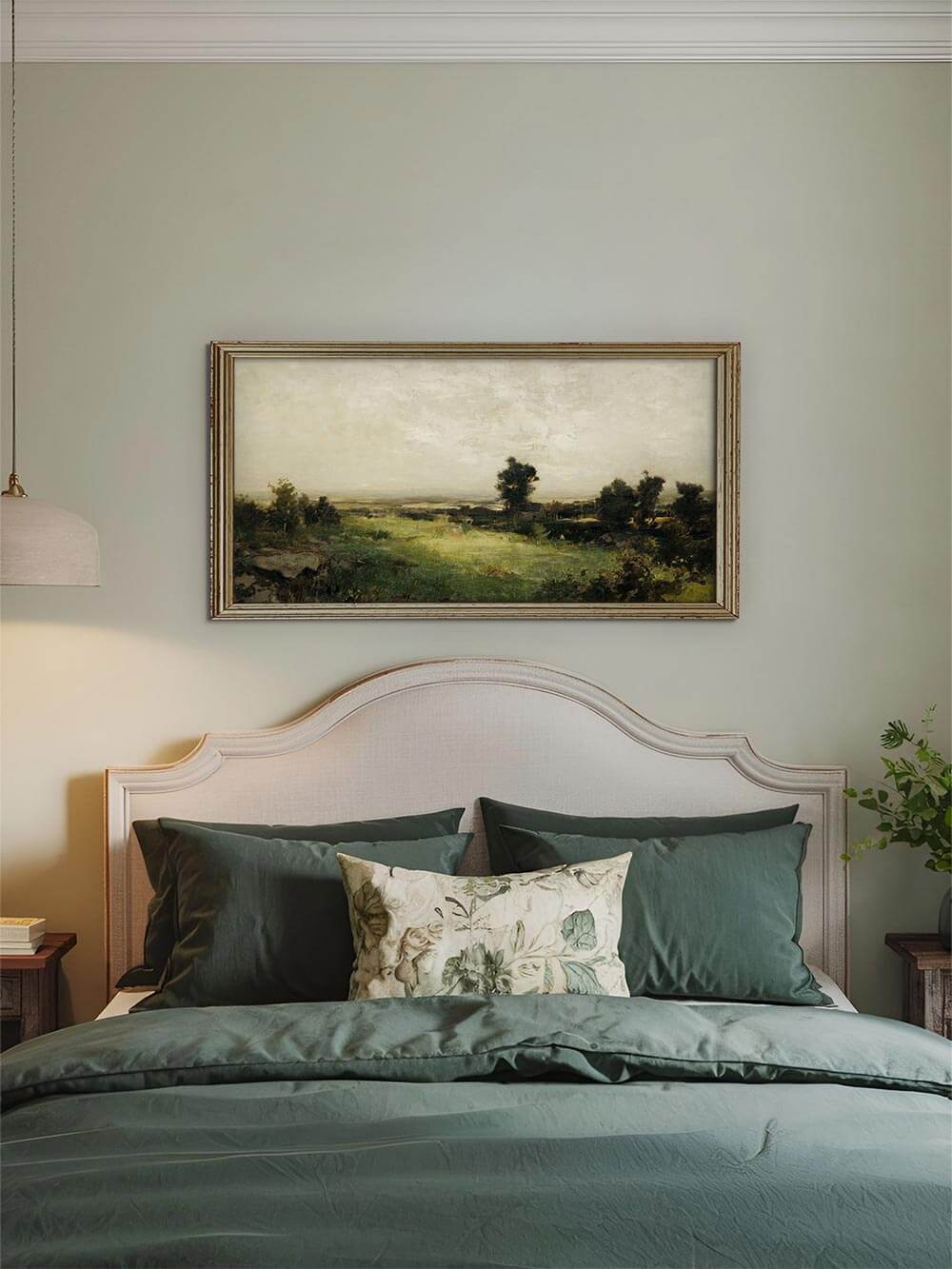 Landschafts-Kunstdruck über einem Bett mit grüner Bettwäsche und floralen Akzenten. Sanfte Farben und ruhige Komposition schaffen eine entspannte Atmosphäre – perfekt als Panorama-Wandbild fürs Schlafzimmer.