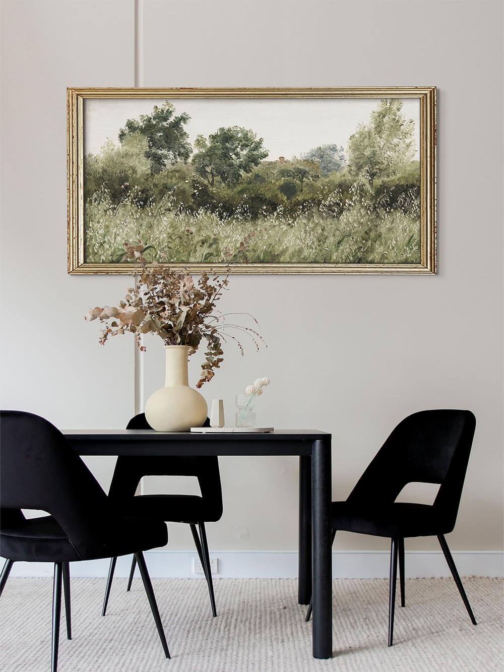 Panorama-Landschaft über einem schwarzen Esstisch mit Trockenblumen und modernen Stühlen. Das Wandbild verbindet klassische Kunst mit moderner Einrichtung und verleiht Esszimmern eine elegante, ruhige Note.