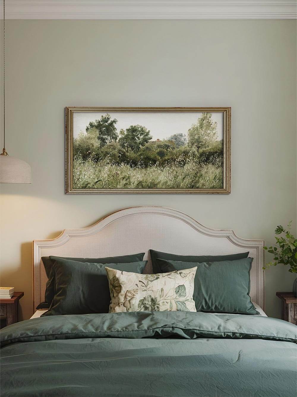 Panorama-Landschaft mit sanften Grüntönen über einem Bett mit grünem Leinenbezug und floralem Kissen. Das Wandbild schafft eine ruhige, natürliche Atmosphäre und ist ein idealer Kunstdruck für Schlafzimmer im Cottage-Stil.
