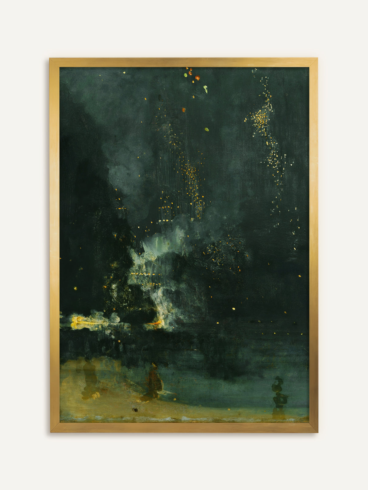 Wandbild, das eine dunkle Nachtszene über dem Wasser mit goldenen Funken eines Feuerwerks, Rauchschwaden und schemenhaften Figuren am Ufer zeigt. Im goldenen Rahmen leuchten die Funken besonders warm, wie bei einem antiken Gemälde. #Rahmen_Gold