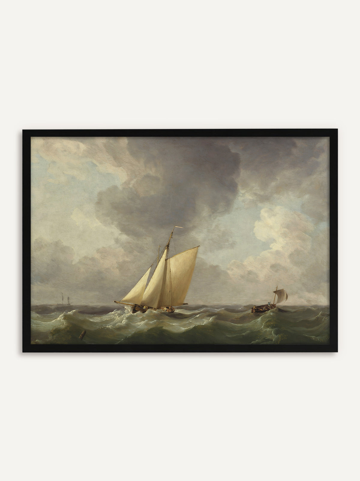 Gerahmtes Poster, das ein Segelboot mit cremeweißen Segeln und ein kleineres Boot auf grünen, schäumenden Wellen unter einem dramatischen grauen Wolkenhimmel zeigt. Mit schwarzem Rahmen passt das maritime Motiv gut zu einer Einrichtung im Dark-Academia-Stil. #Rahmen_Schwarz