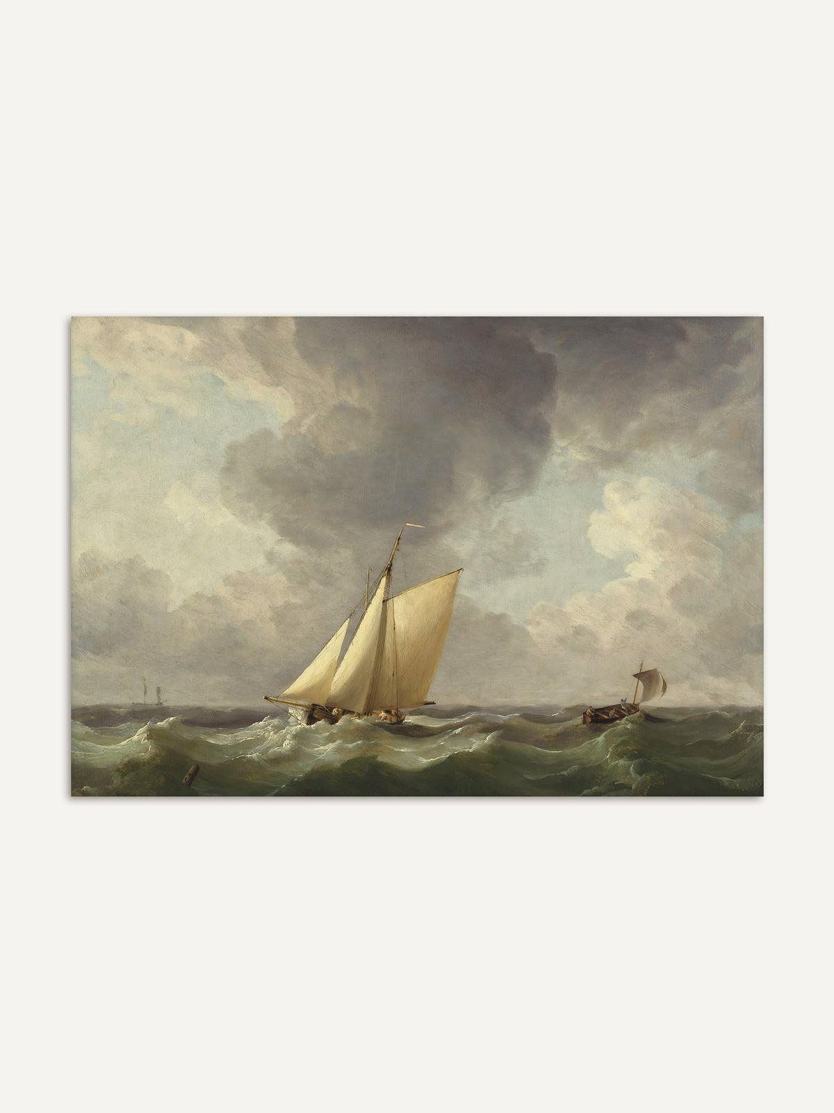 Kunstdruck einer stürmischen Meereslandschaft mit zwei Segelbooten, die durch hohe Wellen fahren, unter einem dramatischen wolkenverhangenen Himmel. #Rahmen_Ohne Rahmen