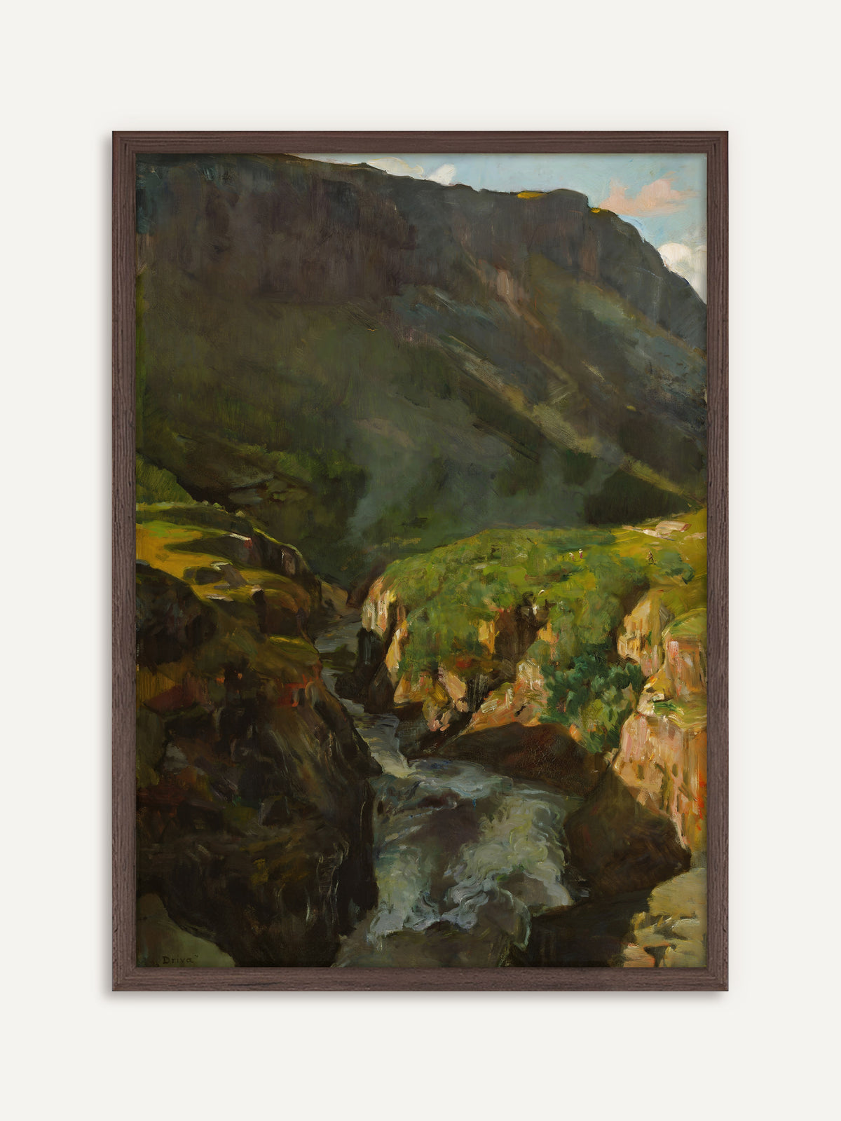 Poster, das eine tiefe Schlucht mit einem rauschenden Fluss zwischen dunklen Felsen, sonnigen grünen Hängen und einer mächtigen Bergwand vor blauem Himmel zeigt. Der Rahmen aus dunklem Holz verstärkt die moody Stimmung der dunklen Felsen. #Rahmen_Dunkles Holz