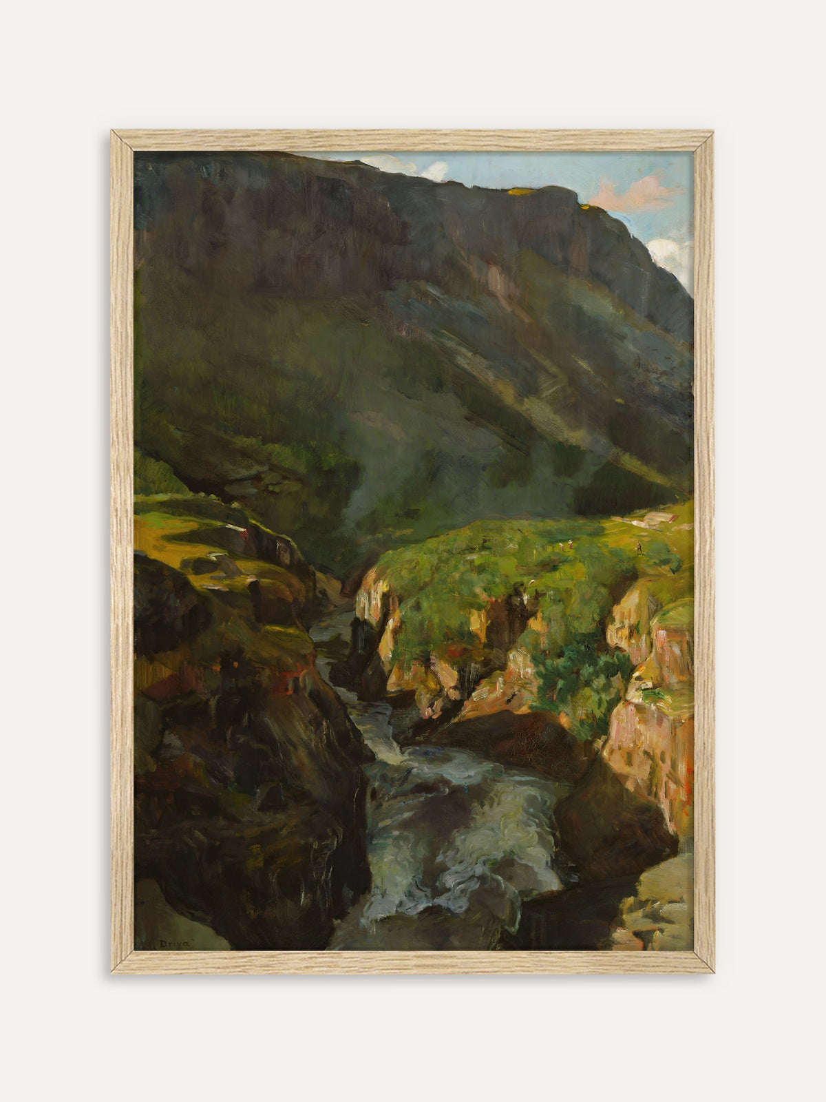 Kunstdruck, der eine tiefe Schlucht mit einem rauschenden Fluss zwischen dunklen Felsen, sonnigen grünen Hängen und einer mächtigen Bergwand vor blauem Himmel zeigt. Im Rahmen aus hellem Holz wirkt die Gebirgslandschaft frischer und heller. #Rahmen_Helles Holz