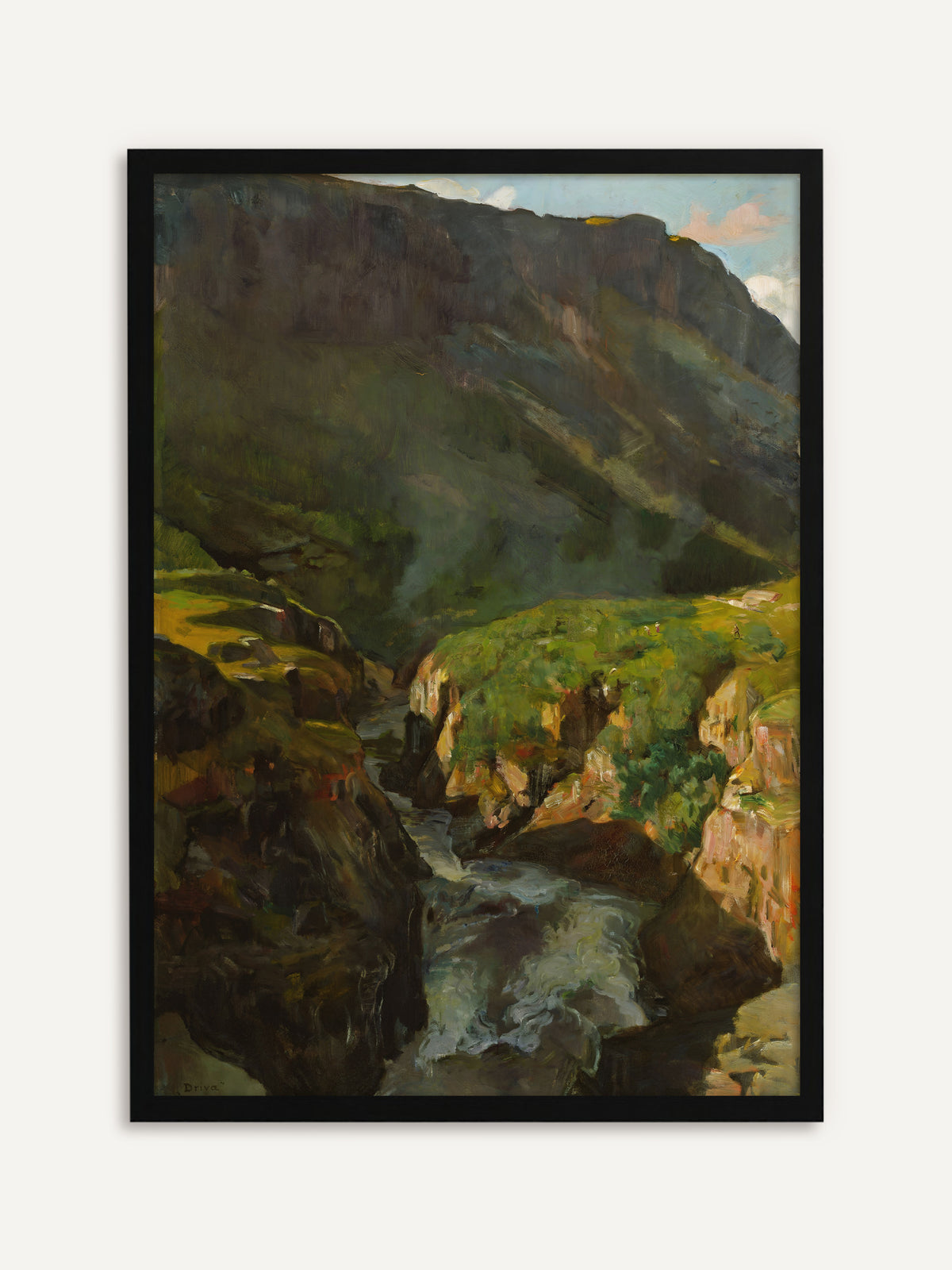 Gerahmtes Poster, das eine tiefe Schlucht mit einem rauschenden Fluss zwischen dunklen Felsen, sonnigen grünen Hängen und einer mächtigen Bergwand vor blauem Himmel zeigt. Mit schwarzem Rahmen bekommt die Vintage-Landschaft eine klare, kräftige Kontur. #Rahmen_Schwarz