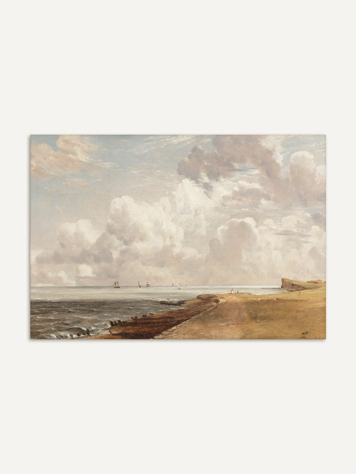 Kunstdruck der Küste bei Harwich mit sandigem Ufer, Wellenbrechern und einer Steilküste, auf der grauen See fahren Segelschiffe unter hohen weißen Wolkentürmen. Die Vintage-Meereslandschaft in warmen Sand- und Grautönen wirkt ruhig und weit. #Rahmen_Ohne Rahmen
