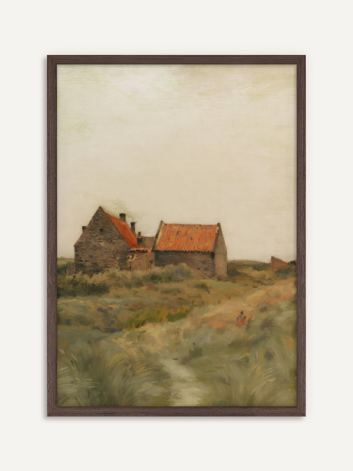 Poster, das ein altes Steinhaus mit roten Ziegeldächern in einer hügeligen Dünenlandschaft mit hohem Gras und einem schmalen Pfad unter blassem, cremefarbenem Himmel zeigt. Der Rahmen aus dunklem Holz greift die erdigen Töne auf und verstärkt die moody Herbststimmung. #Rahmen_Dunkles Holz