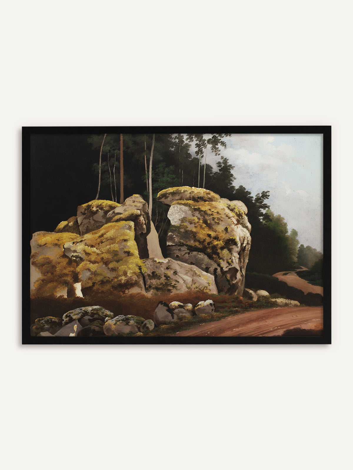 Gerahmtes Poster, das große, mit gelbgrünem Moos bewachsene Felsblöcke vor einem dunklen Wald zeigt, rechts führt ein rotbrauner Sandweg unter hellem Wolkenhimmel zwischen die Bäume. Mit schwarzem Rahmen passt das Waldmotiv gut zu einer Einrichtung im Dark-Academia-Stil. #Rahmen_Schwarz