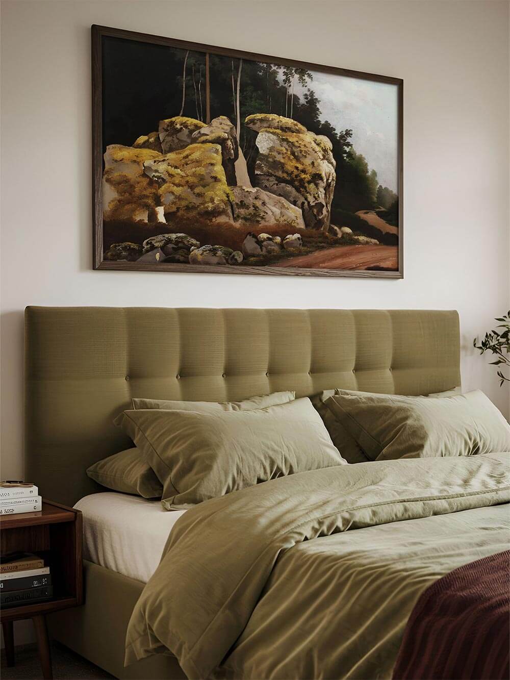 Stilvoll eingerichtetes Schlafzimmer mit grünem Kopfteil und einem Landschaftsgemälde über dem Bett. Der Kunstdruck mit moosbewachsenen Felsen und einem Waldweg ergänzt die natürliche Farbpalette und sorgt für eine beruhigende Atmosphäre.