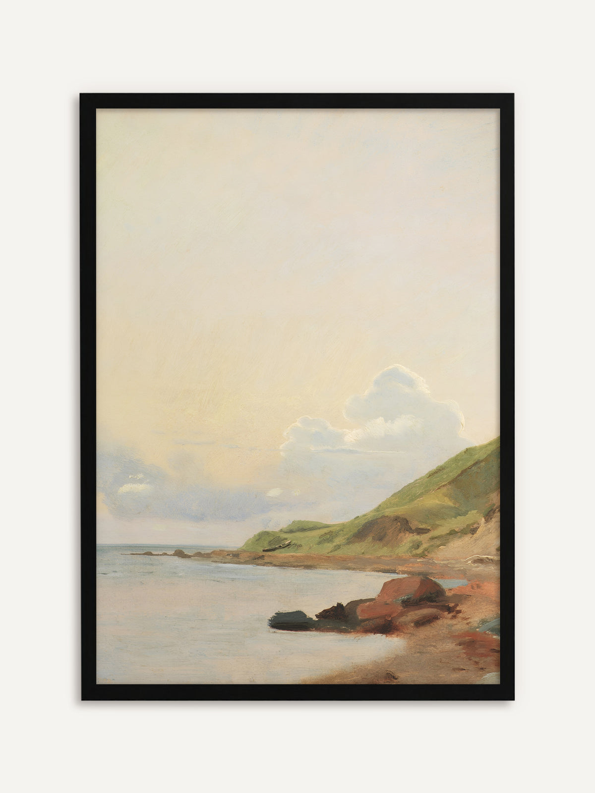 Gerahmtes Poster, das eine stille Bucht mit hellem Wasser, rötlichen Felsen am Strand und einem grünen Hügel unter einem weiten, sanft gelben Himmel mit weißen Wolken zeigt. Mit schwarzem Rahmen wird die ruhige Meereslandschaft klar und minimalistisch. #Rahmen_Schwarz