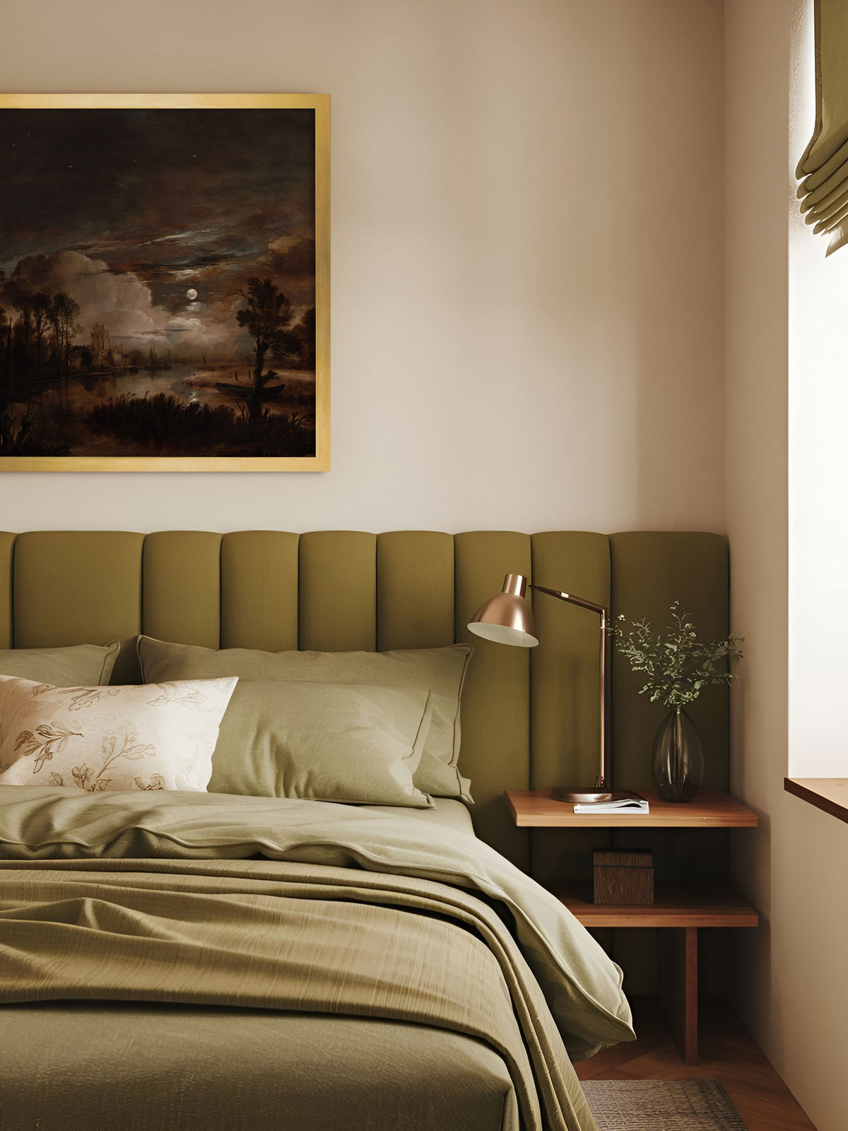 Dark Academia Kunstdruck einer Mondnacht im goldenen Rahmen über einem Bett mit olivgrünem Polsterkopfteil und Bettwäsche, daneben ein Holznachttisch mit Kupferlampe. Das dunkle Wandbild bringt Ruhe ins Schlafzimmer.