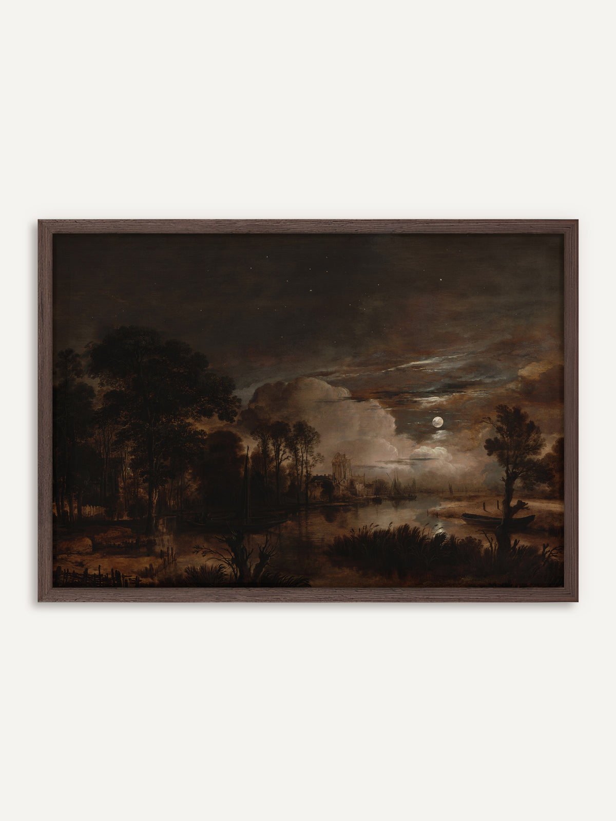 Poster, das einen Fluss bei Nacht zeigt, über dem der Vollmond zwischen Wolken steht und eine Burg, Segelboote und Schilf in warmes Licht taucht. Der Rahmen aus dunklem Holz verstärkt die Dark-Academia-Stimmung der Brauntöne. #Rahmen_Dunkles Holz